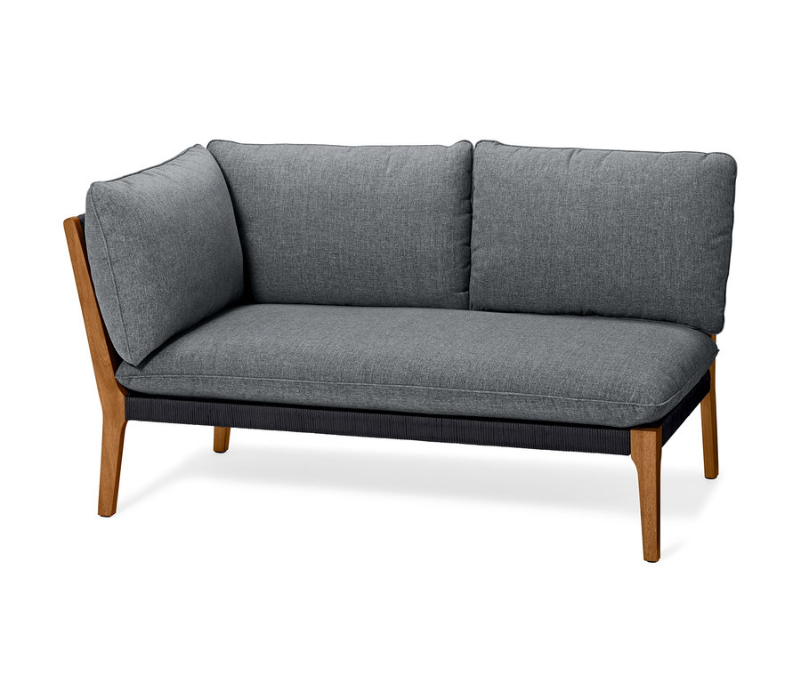 Graues Loungemöbel-Chaiselongue mit Holzrahmen.