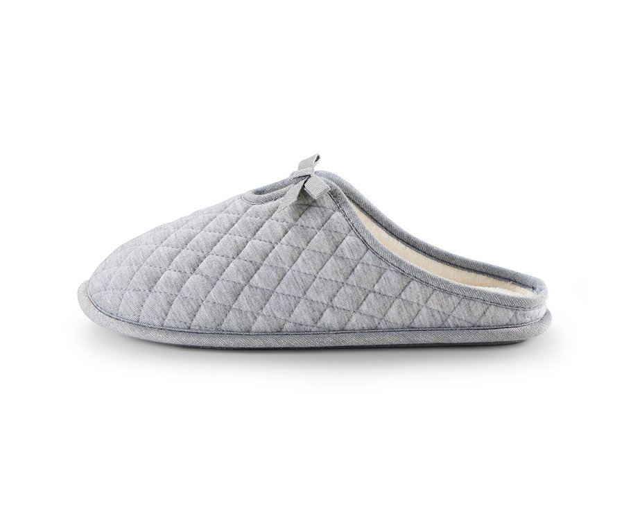 Graue Hausschuhe.