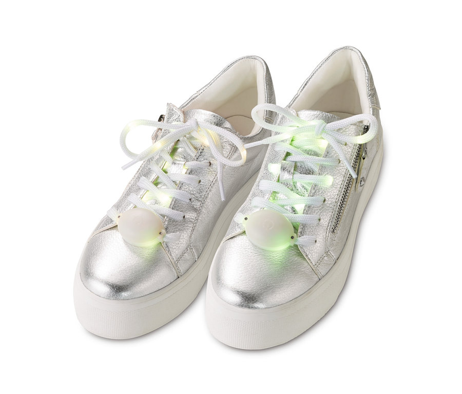 Silberne Turnschuhe mit LED-Leucht-Schnürsenkeln.