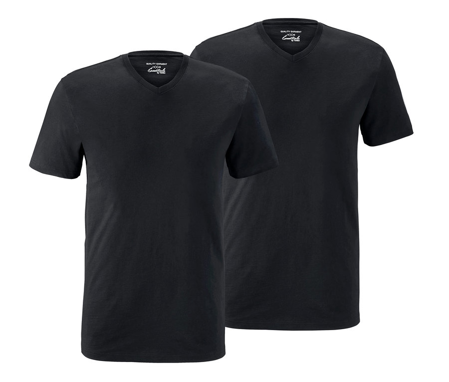 Zwei schwarze T-Shirts mit V-Ausschnitt liegen uebereinander.