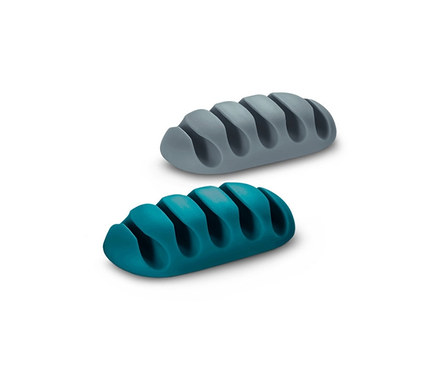 Zwei Universal-Kabelmanager, einer grau und einer blaugrün, liegen auf einer weißen Oberfläche.