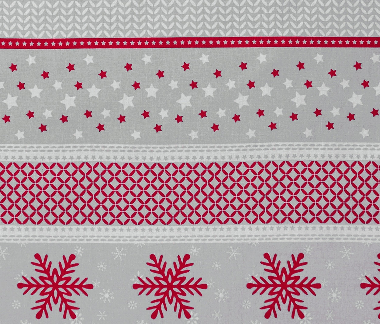 Nahaufnahme von Biber-Bettwäsche mit Schneeflocken- und Sternmuster.