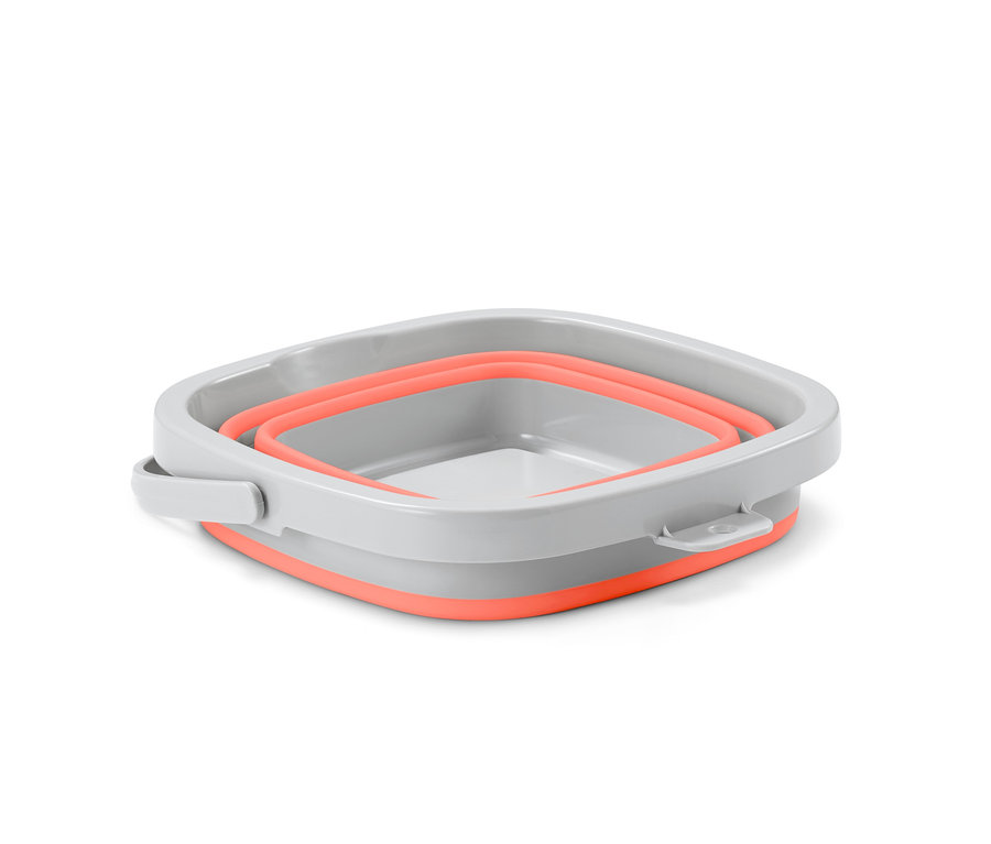 Ein faltbarer, eckiger Putzeimer in Grau mit korallenfarbenen Details.
