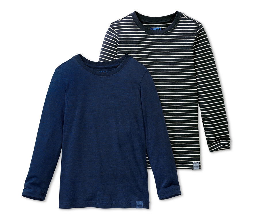 Zwei Langarmshirts: ein blaues und ein schwarz-weiß gestreiftes.