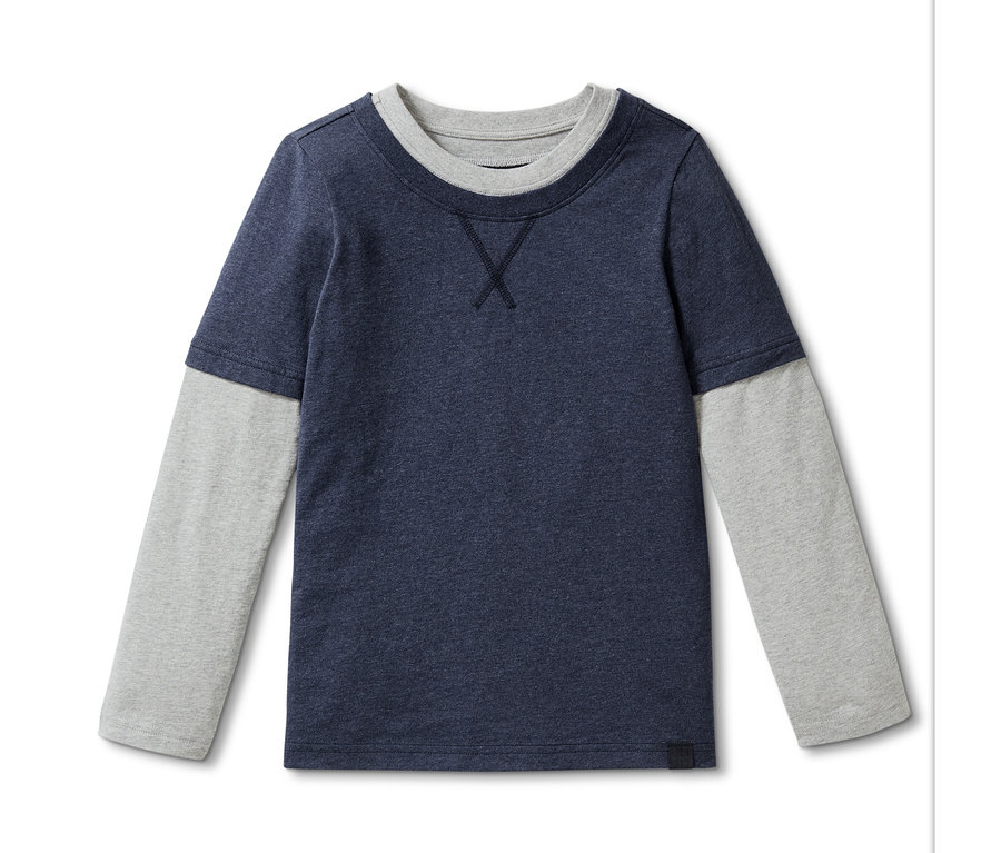 Blaues Langarmshirt.