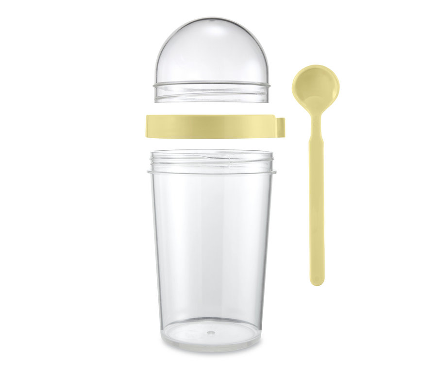 Explodierte Ansicht eines Joghurt-to-go-Bechers mit transparentem Becher, gelbem Separator und transparentem Deckel sowie gelbem Löffel.
