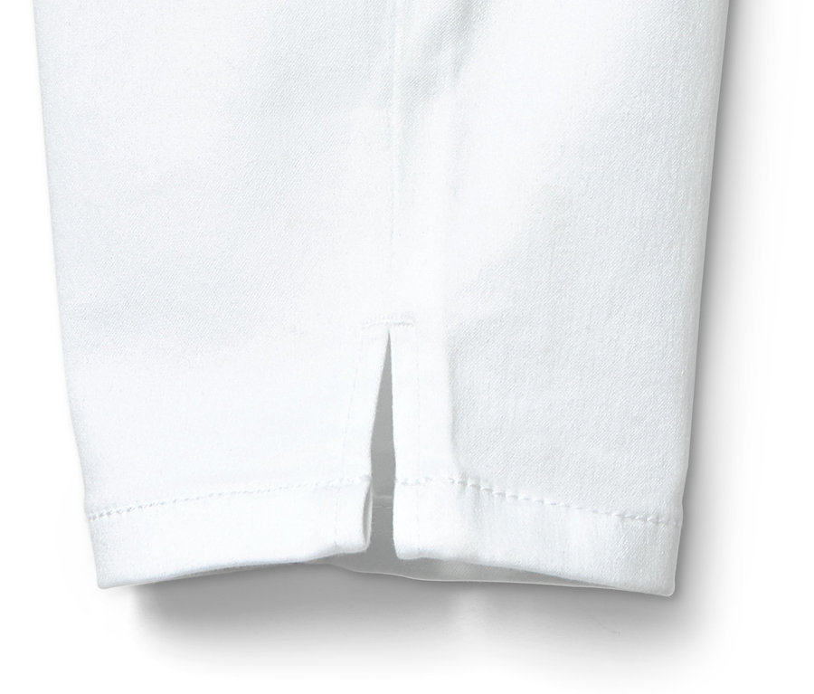 Detail einer knöchellangen, weissen Hose.