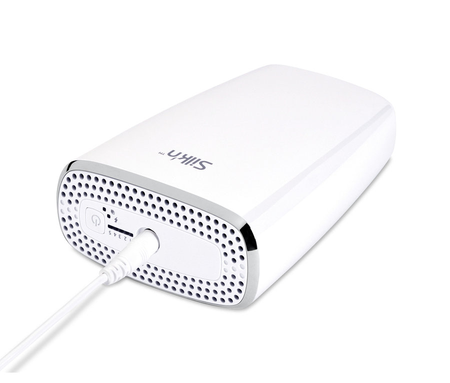 Detailaufnahme des weißen Silk'n® Jewel »LUXX 250.000« Haarreduktionsgeräts mit angeschlossenem Netzkabel.