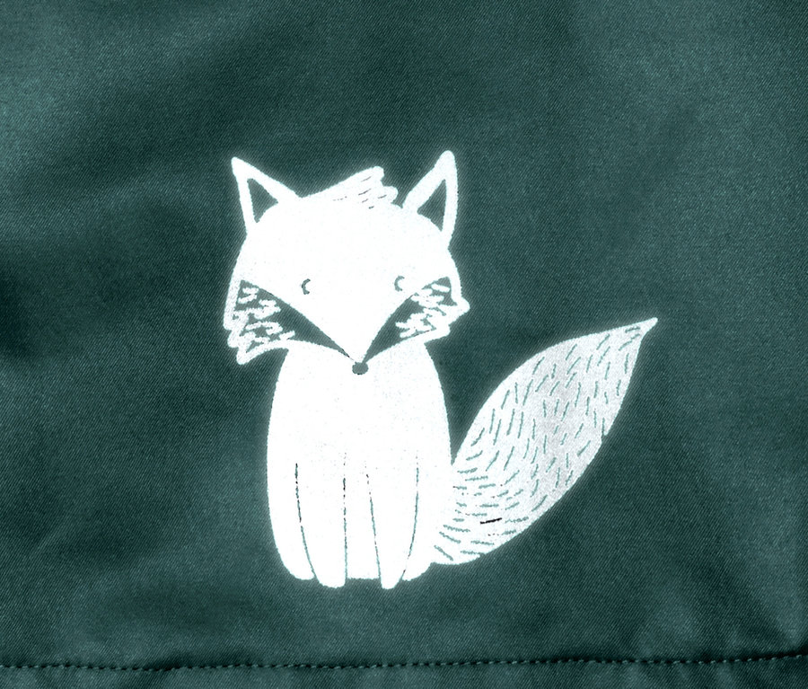 Detailansicht einer hellgrünen Regenjacke mit einem weißen, cartoonartigen Fuchs.