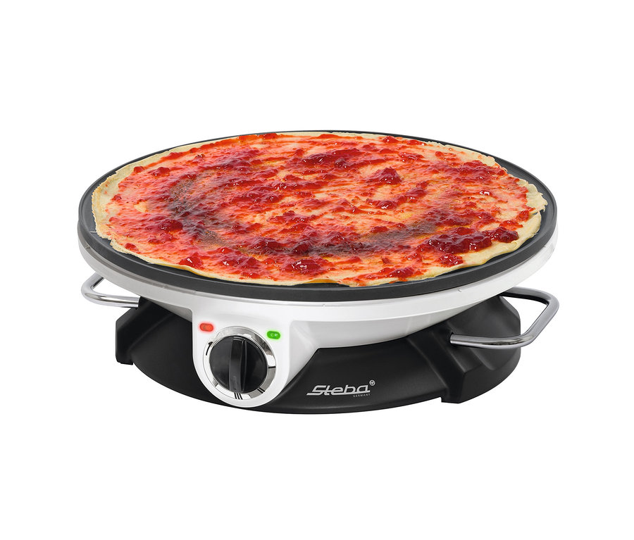 Auf einem schwarzen Steba-Crêpes-Maker »CR 32« liegt ein Crêpe mit Marmelade.