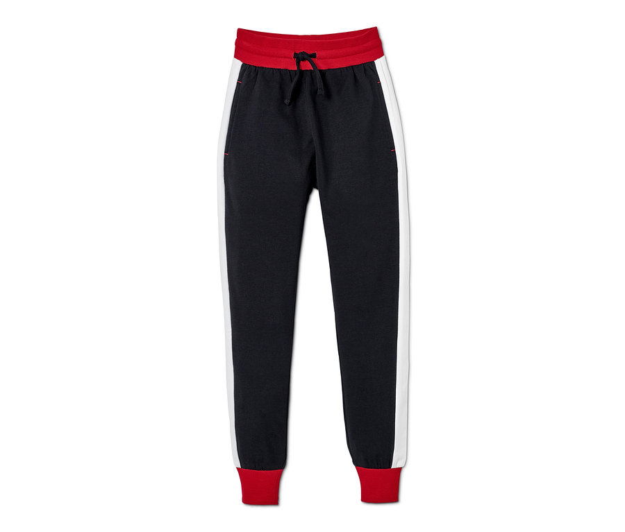 Eine schwarze Hose aus der 2-teiligen Sweatkombi mit rotem Bund und weißem Seitenstreifen.