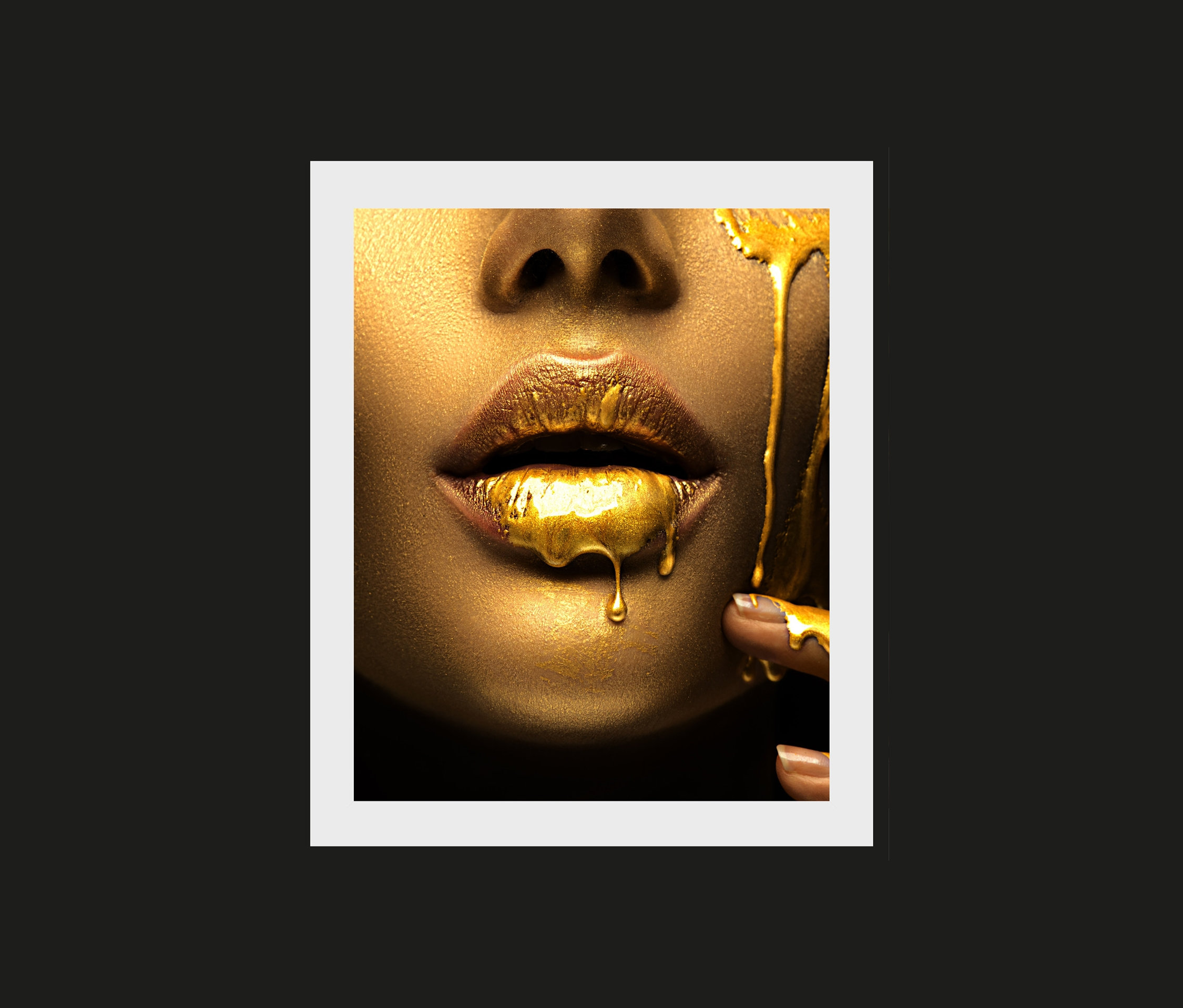 Nahaufnahme eines golden bemalten Gesichts mit tropfender Farbe. Rahmenbild »Gold Face«, 70 x 100 cm.