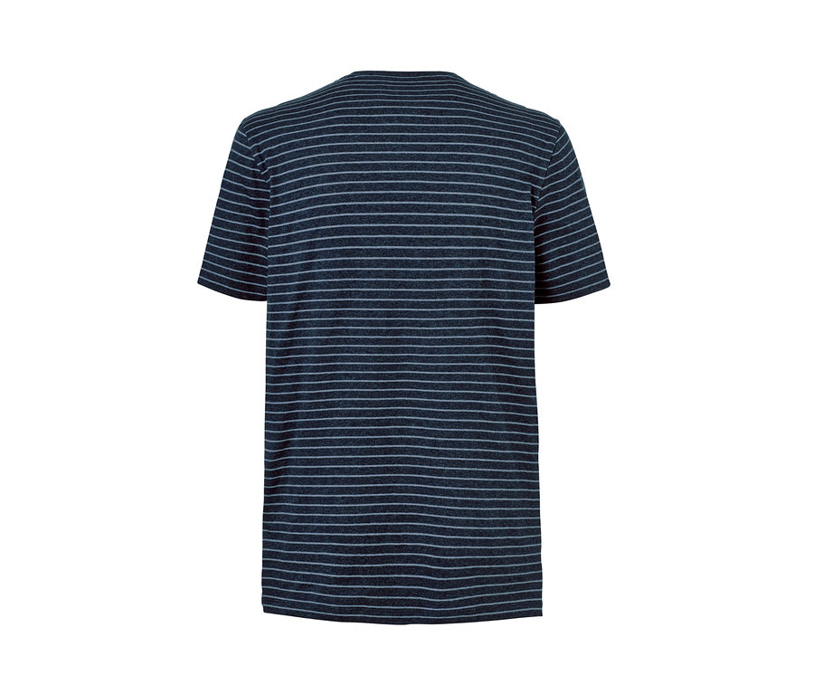 Detailansicht eines blau-grau gestreiften Shorty-Pyjamas.