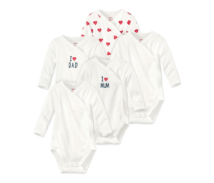 Fünf weiße Langarm-Bodys aus Bio-Baumwolle. Einer mit roten Herzchen, zwei mit den Aufschriften "I <3 DAD" und "I <3 MUM".