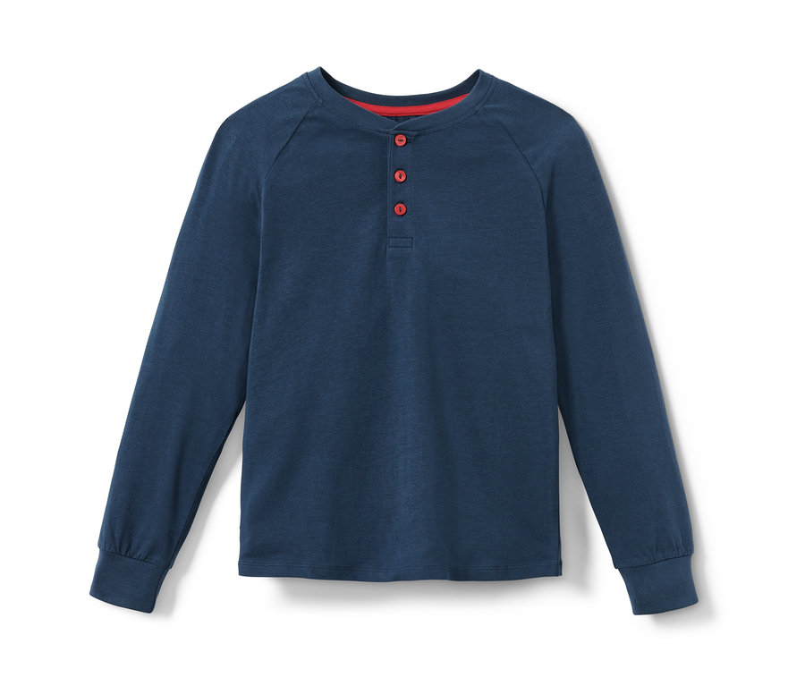 Blauer Kinder-Pyjama mit langen Ärmeln und roten Knöpfen.
