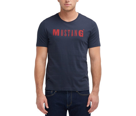 Mann trägt ein dunkelblaues T-Shirt »Mustang« mit rotem Aufdruck.