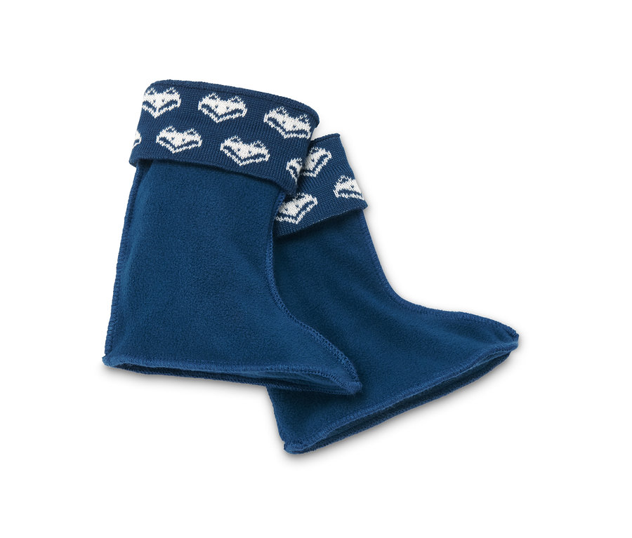Zwei blaue Regenstiefel-Stulpen mit weißen Herzen.