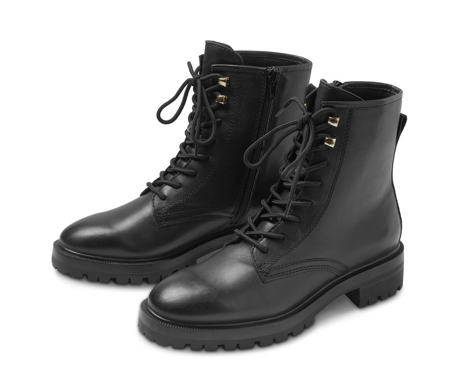 Zwei schwarze Leder-Boots mit Schnürung.