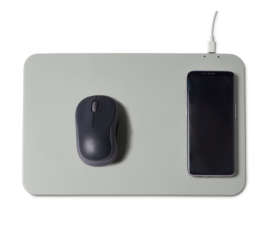 Graues Mauspad mit integriertem Ladegerät, darauf liegen eine Maus und ein Handy.