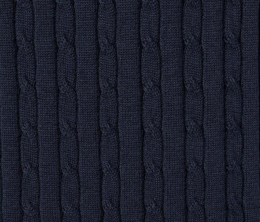 Detailansicht eines blauen Feinstrickcardigans mit Zopfmuster.