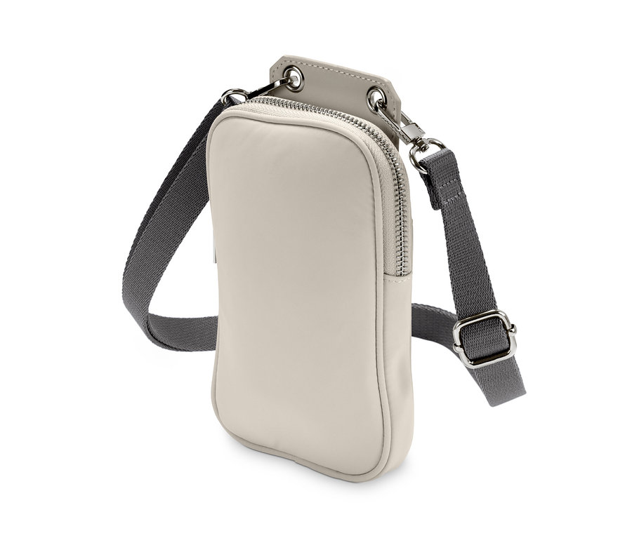 Detailaufnahme einer beigen Mini-Tasche mit grauem Riemen.