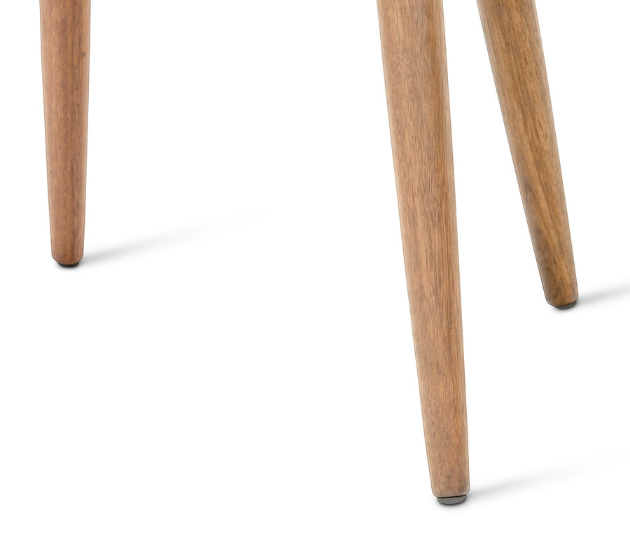 Detailaufnahme von drei Beinen eines schwarzen Schalenstuhls aus recyceltem Kunststoff.