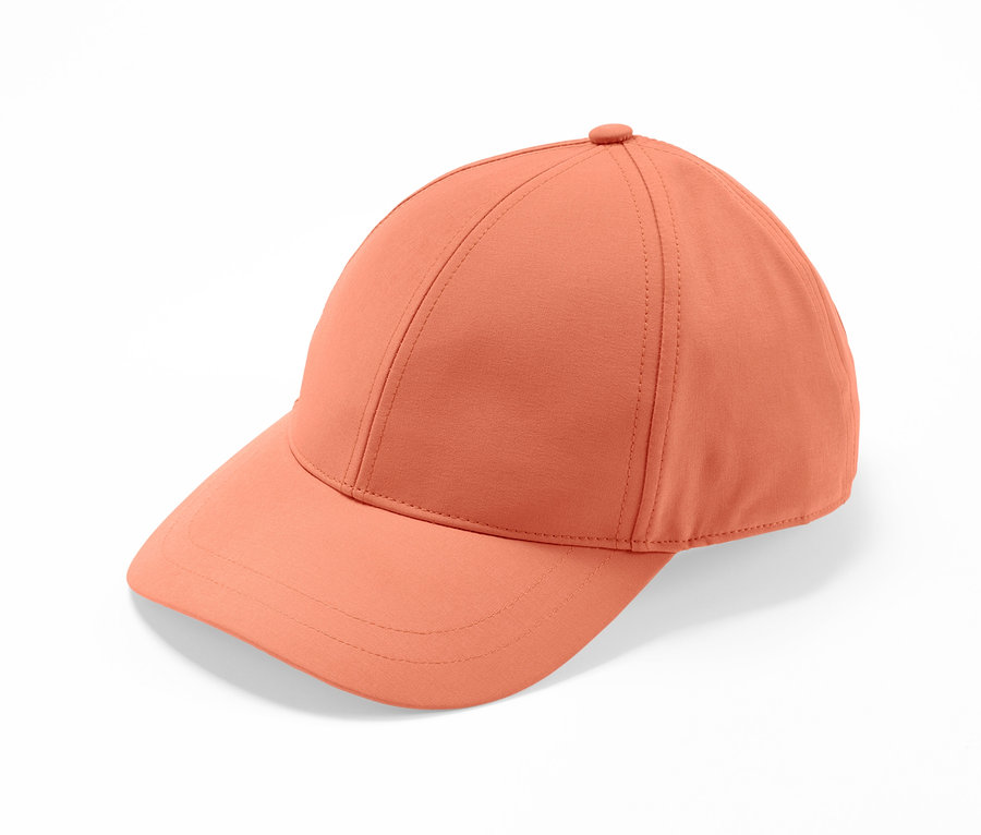 Eine orangefarbene Sportkappe auf weißem Hintergrund.