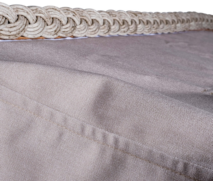 Detailaufnahme eines grauen Strandkorbs mit geflochtenem Rand.