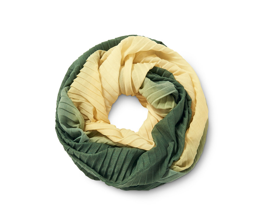 Nahaufnahme eines plissierten Loop-Schals in Gelb- und Grüntönen.