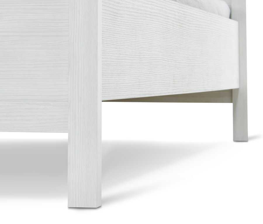 Detailansicht eines weißen Bettes mit gepolstertem Kopfteil, ca. 180 x 200 cm.