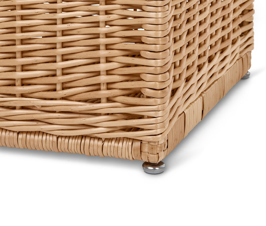 Detail einer Ecke einer Truhe aus Geflecht mit Metallfüßen.