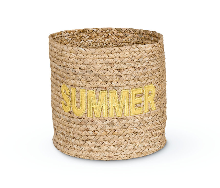 Ein Aufbewahrungskorb aus Korbgeflecht mit dem Schriftzug SUMMER vor weißem Hintergrund.