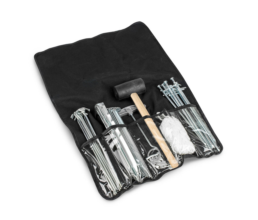 Geöffnete schwarze Tasche des CALIMA Zelt-Zubehörsets »46018« mit Heringen, Gummihammer und weiterem Zubehör.