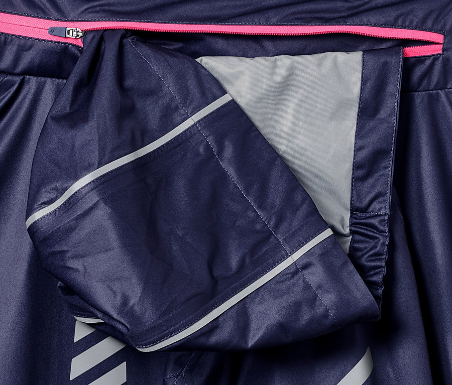 Detailansicht einer Fahrrad-Regenjacke mit Kapuze und pinkem Reißverschluss.