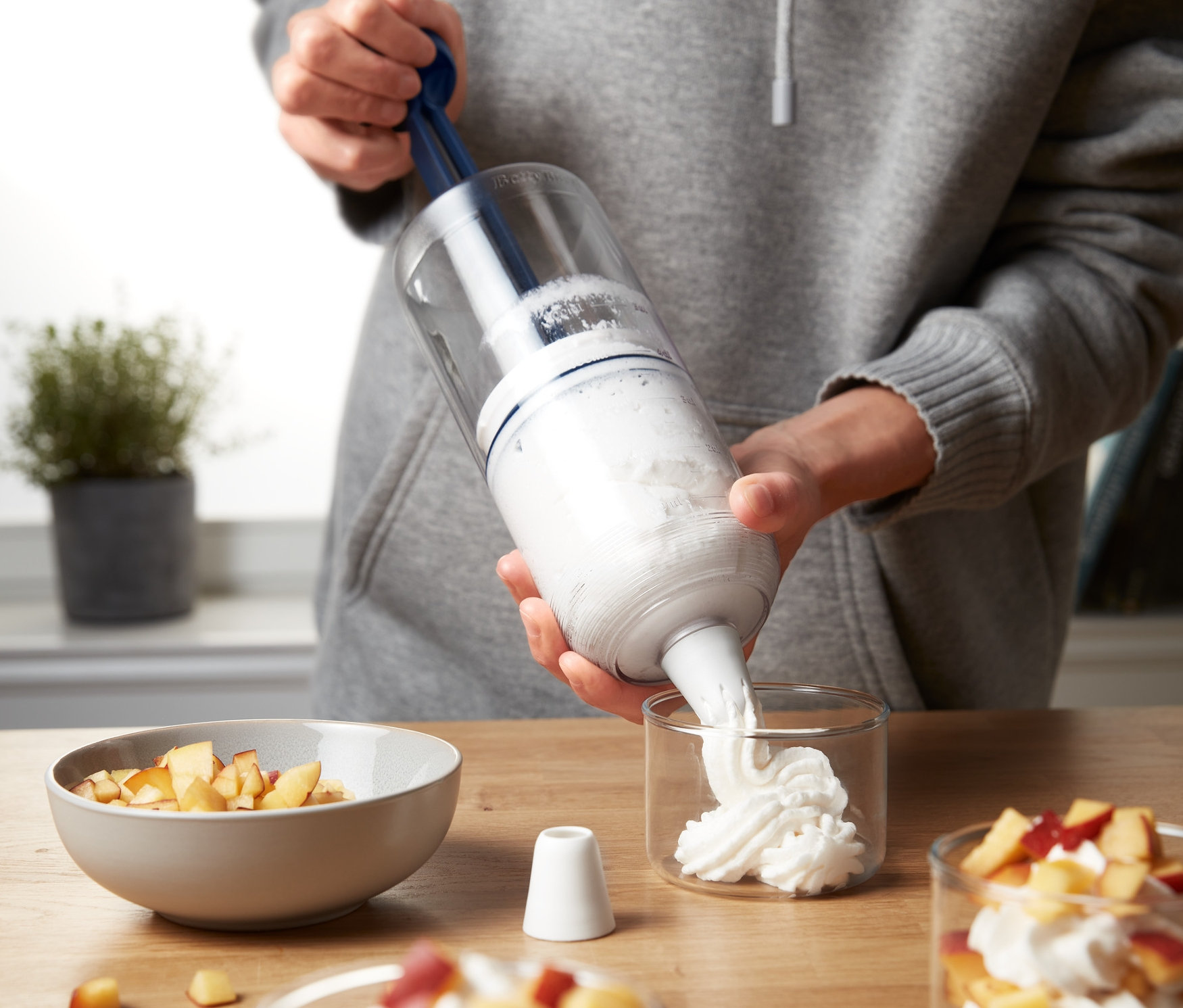 Person füllt Dessert mit 2-in-1-Dessert-Blitz.