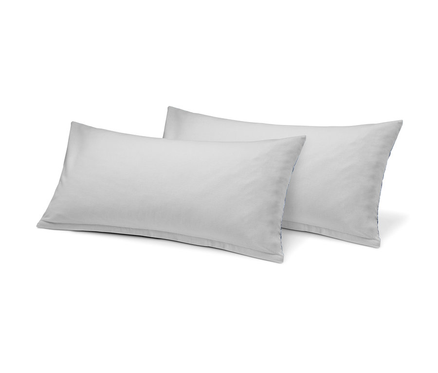 Zwei blaue Biber-Kopfkissenbezüge, je ca. 80 x 40 cm.