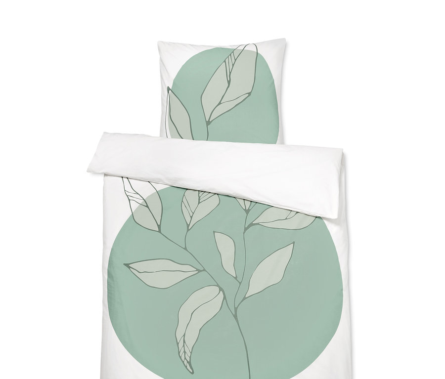 Weiße Perkal-Bettwäsche mit Blättermotiv auf einem grünen Kreis.