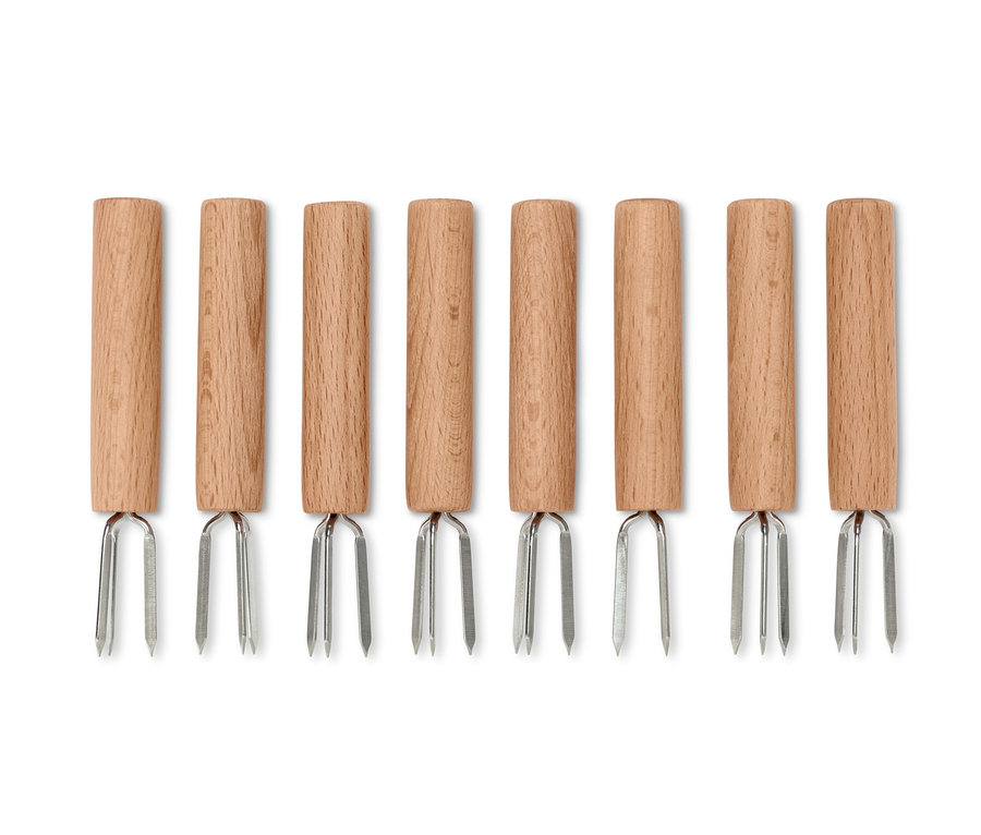 Acht Maiskolbenhalter mit Holzgriffen und silbernen Zinken in einer Reihe angeordnet.