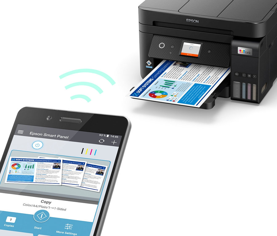 Ein schwarzer Epson EcoTank ET-4850 Multifunktionsdrucker druckt ein Dokument, das auch auf dem Display eines Smartphones angezeigt wird, der per WLAN mit dem Drucker verbunden ist.
