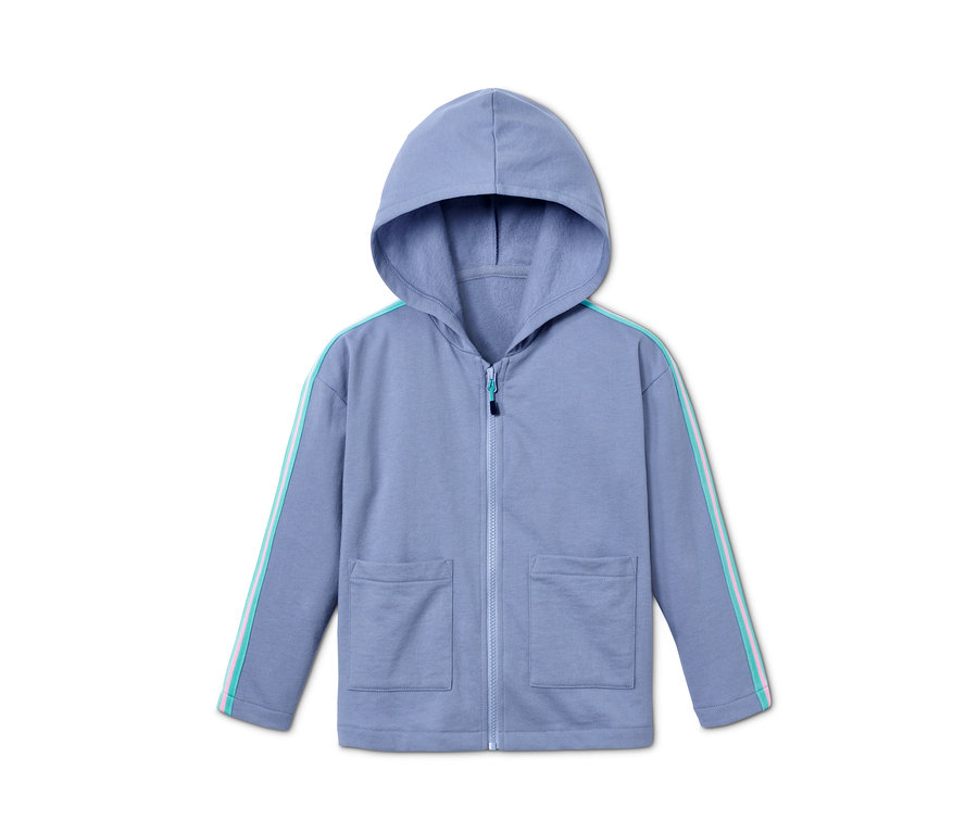 Hellblaue Sweatjacke mit Kapuze, Reißverschluss und Streifen an den Ärmeln. Aus recyceltem Polyester.