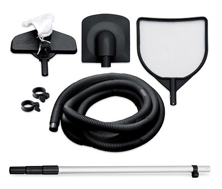 Poolreinigungsset mit Schlauch, Netz und Teleskopstange.