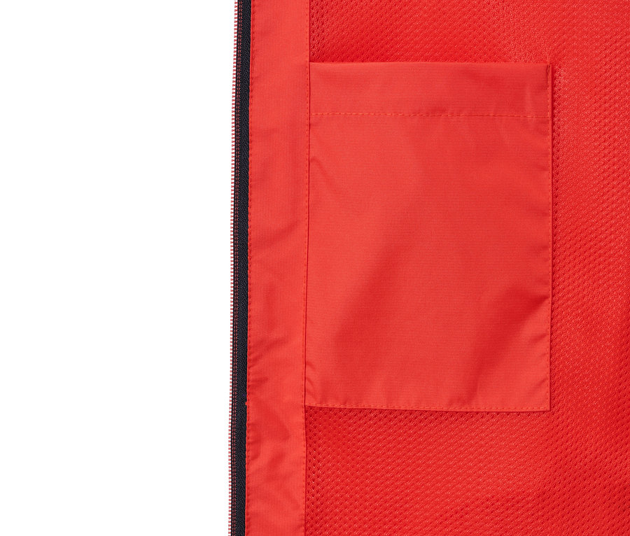 Detailaufnahme einer orangen Unisex-Regenjacke mit Tasche und Reißverschluss.