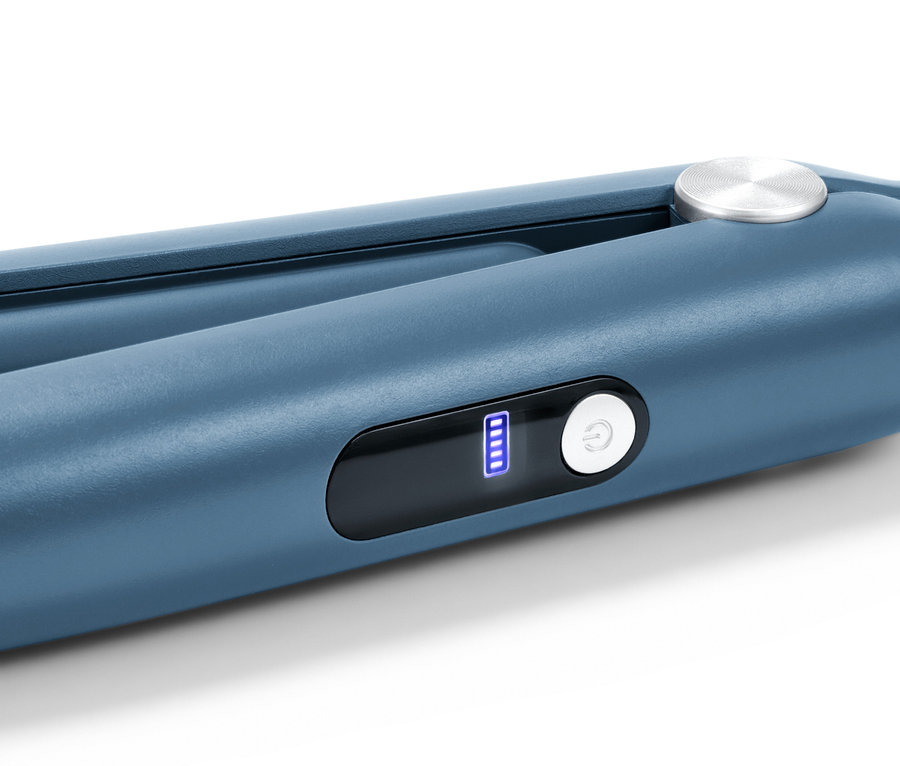 Detailansicht eines kabellosen Haarglätters mit Akkuladestandsanzeige.