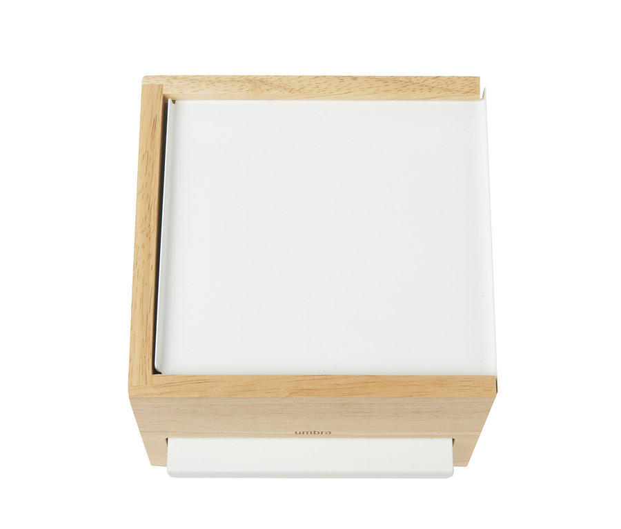 Draufsicht auf einen weißen Schmuckkasten mit Holzrahmen.