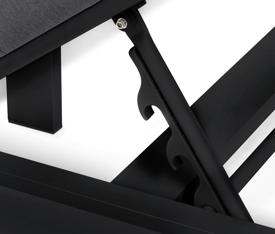 Detail des Mechanismus einer verstellbaren Premium-Doppelliege mit Sunbrella-Stoff.