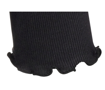 Detailansicht eines schwarzen Halbarmshirts.