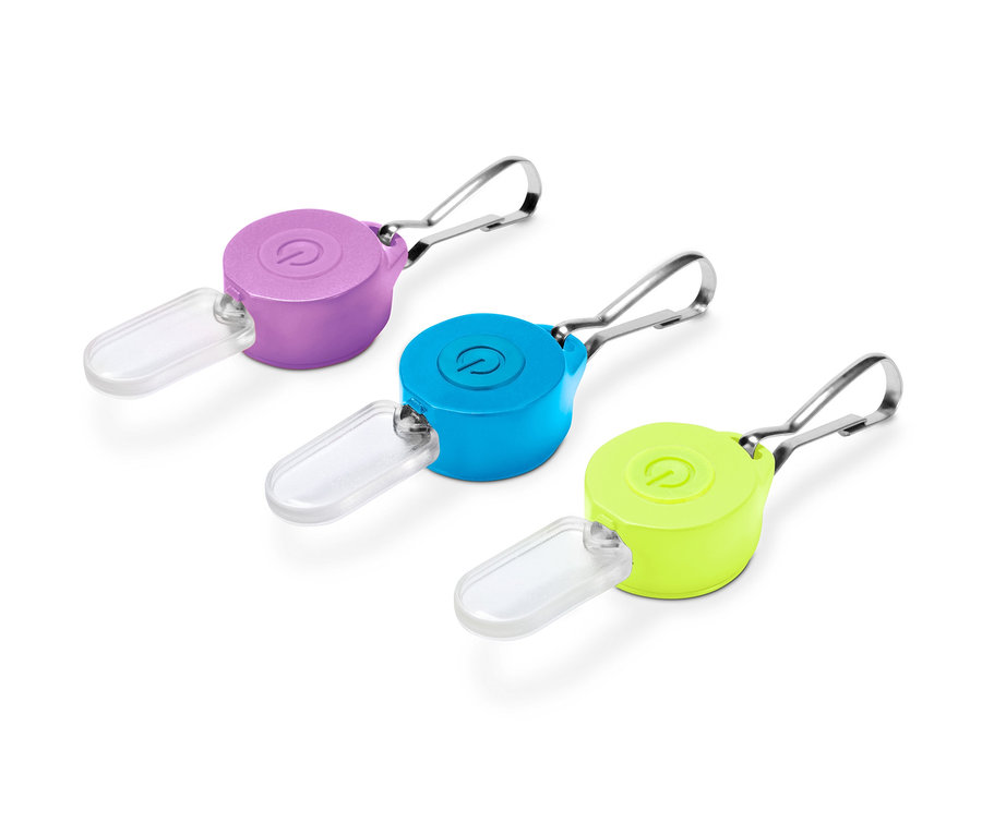 Drei LED-Anhänger mit Karabiner in Lila, Blau und Grün.