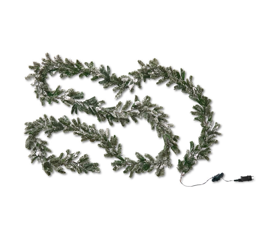 Eine LED-Tannengirlande in beschneiter Optik liegt auf einem weißen Hintergrund.