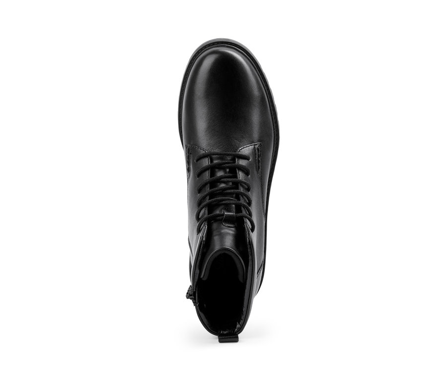 Detailaufnahme von oben von schwarzen Leder-Boots mit Schnürsenkeln.