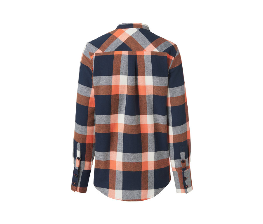 Detailansicht einer Flanellbluse mit Karomuster in Blau-, Orange- und Grautönen.
